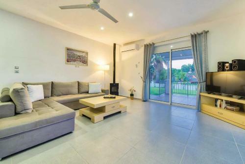 Chartata Villa Sleeps 4 Air Con Wifi