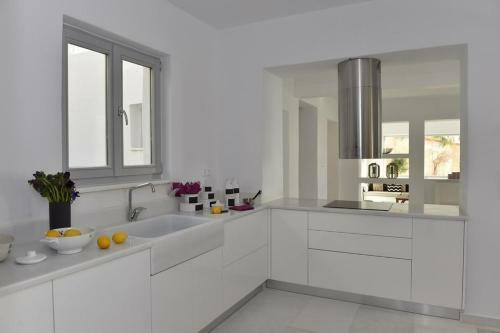 Paros Villa Sleeps 10 Pool Air Con Wifi T478597