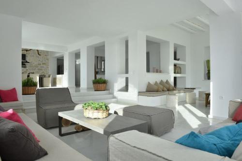 Paros Villa Sleeps 10 Pool Air Con Wifi T478597