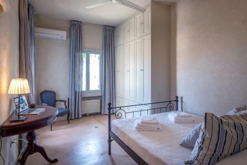 Paros Villa Sleeps 12 T478610