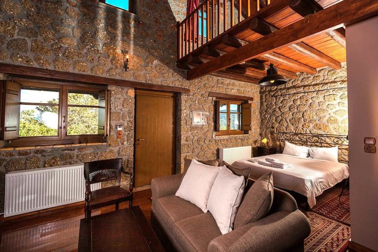 Hostal Pera Alonia Guest House