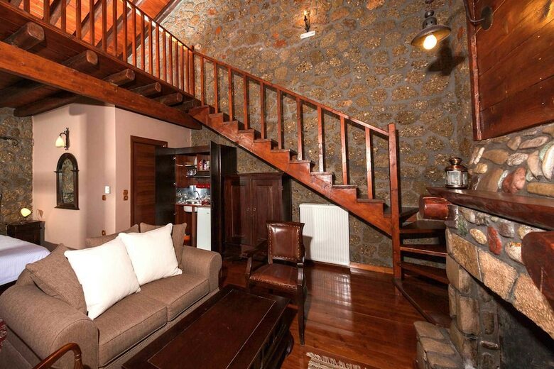 Hostal Pera Alonia Guest House