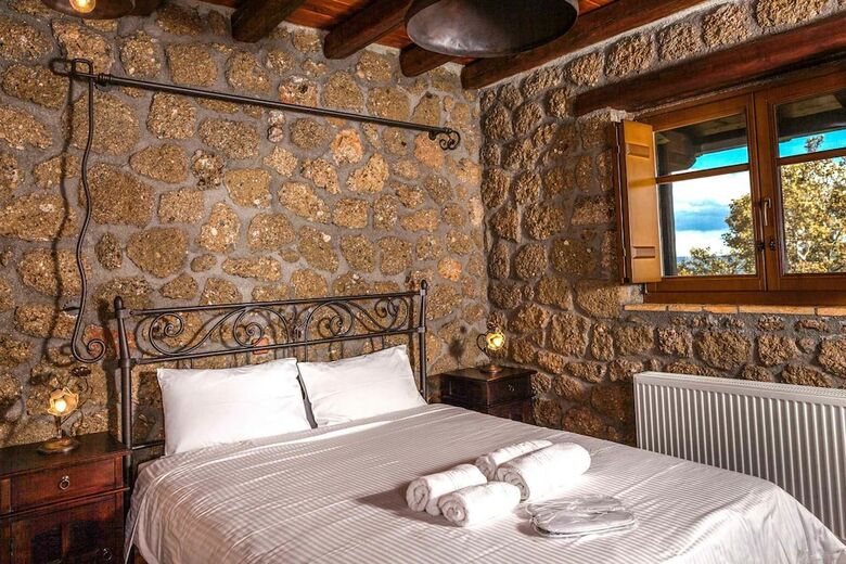 Hostal Pera Alonia Guest House