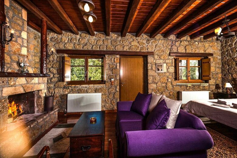 Hostal Pera Alonia Guest House