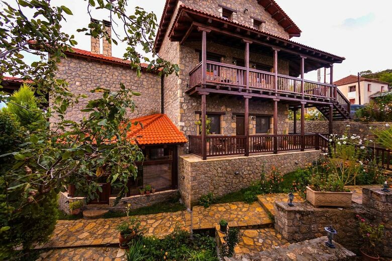 Hostal Pera Alonia Guest House