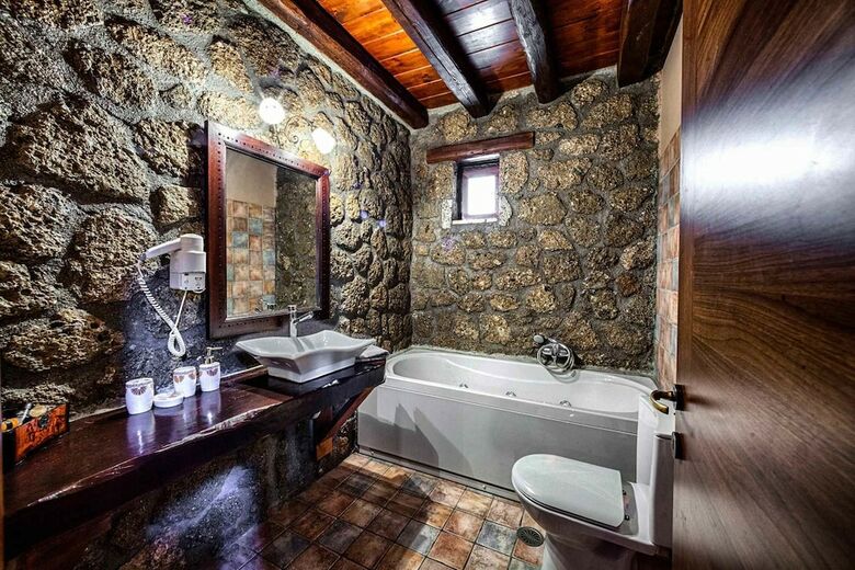 Hostal Pera Alonia Guest House