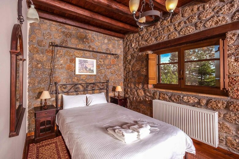 Hostal Pera Alonia Guest House