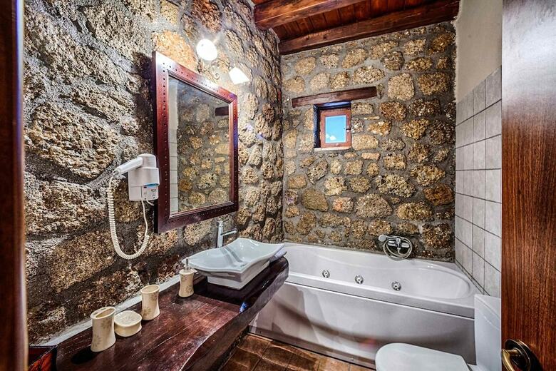 Hostal Pera Alonia Guest House