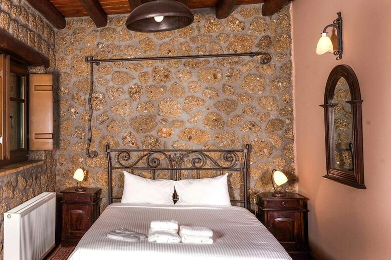 Hostal Pera Alonia Guest House