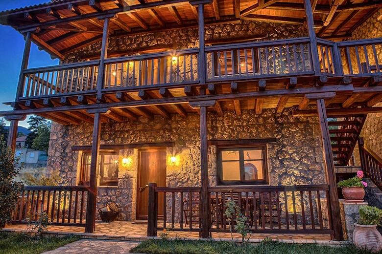 Hostal Pera Alonia Guest House