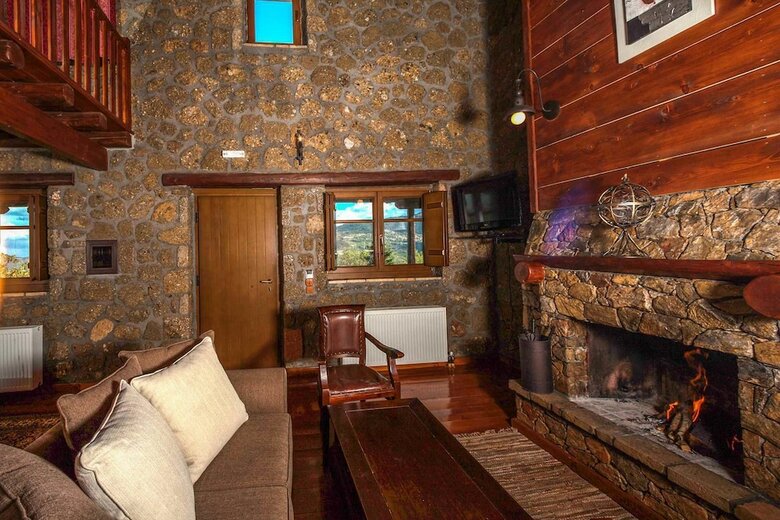 Hostal Pera Alonia Guest House