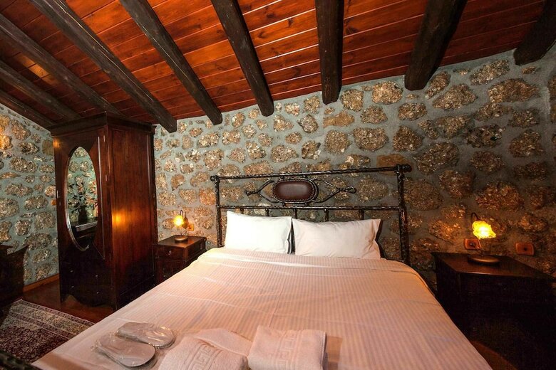 Hostal Pera Alonia Guest House