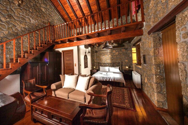 Hostal Pera Alonia Guest House