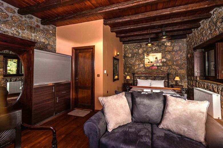 Hostal Pera Alonia Guest House