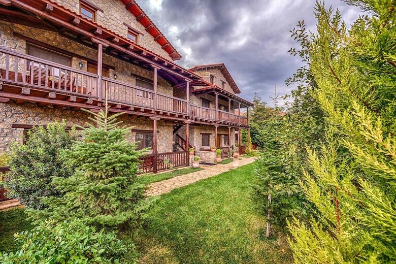 Hostal Pera Alonia Guest House