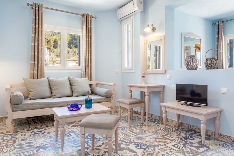 Stafylos Suites & Boutique Hotel