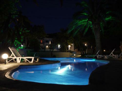 Hostal Crystal Apartments