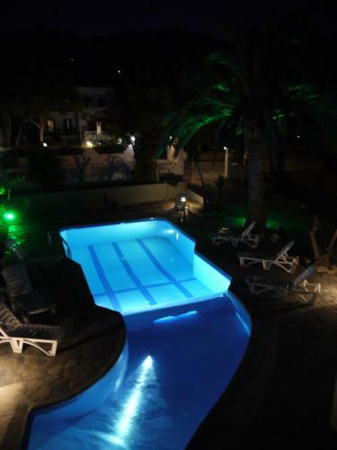 Hostal Crystal Apartments