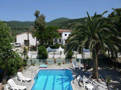 Hostal Crystal Apartments