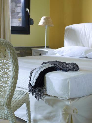 Aeolis Apartments & Studios