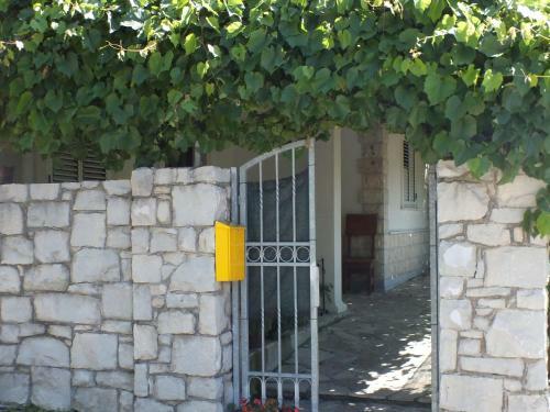 Quaint Apartment In Gata With Lovely Garden
