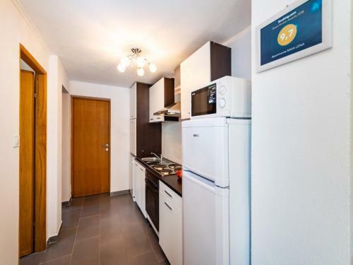 Apartment In Jasenice 35362