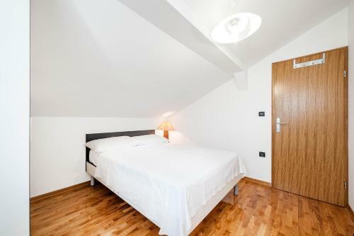 Apartment Grc Grebastica