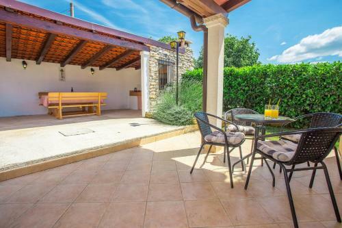 Holiday Home Prenc (Pzn212)