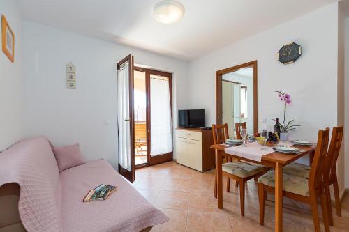 Apartments With A Swimming Pool Novigrad - 7078