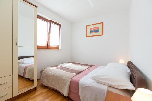 Apartments With A Swimming Pool Novigrad - 7078