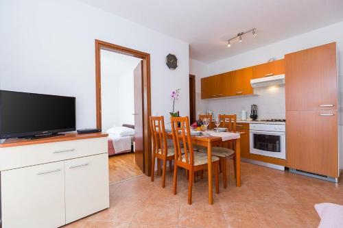 Apartments With A Swimming Pool Novigrad - 7078