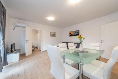 Apartamento Star 4. Modern & Centrally Located Ap. For 6