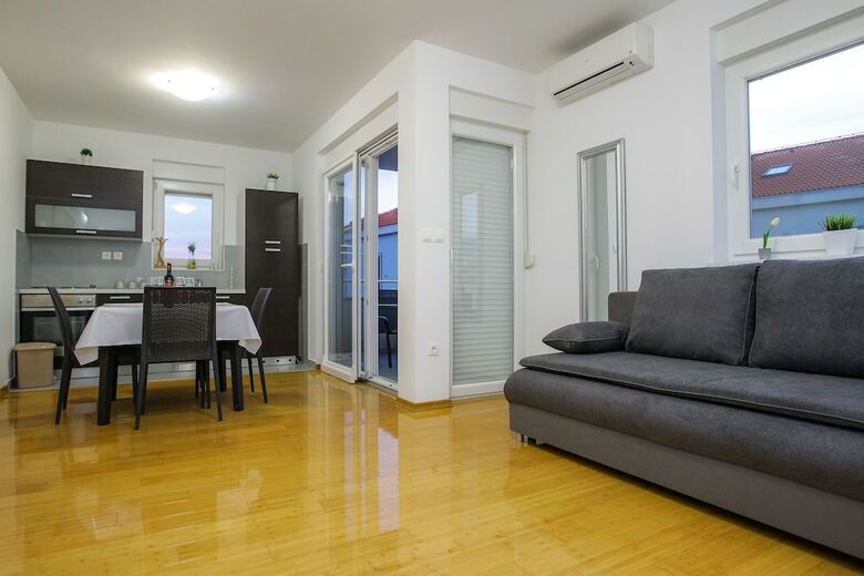 Summer Breeze Apartments