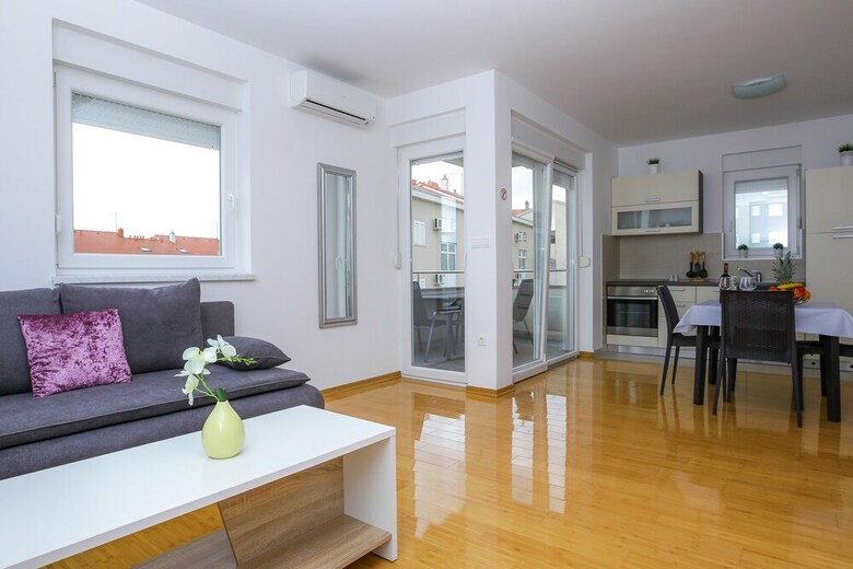Summer Breeze Apartments