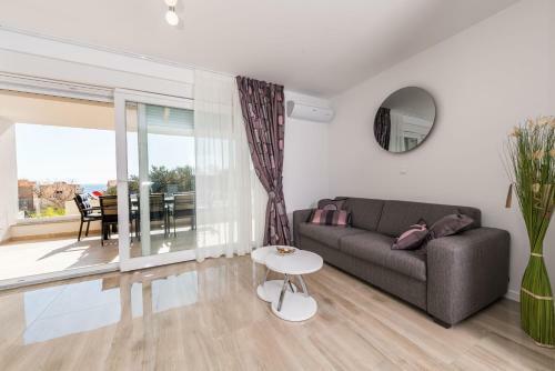 Apartments With Pool Villa Zora