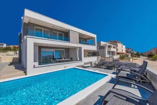 Apartments With Pool Villa Zora