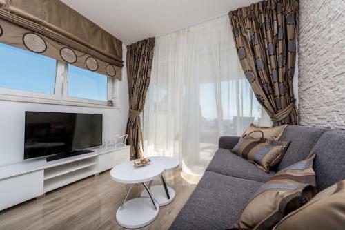 Apartments With Pool Villa Zora