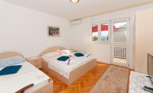 Apartments With A Parking Space Omis - 14422