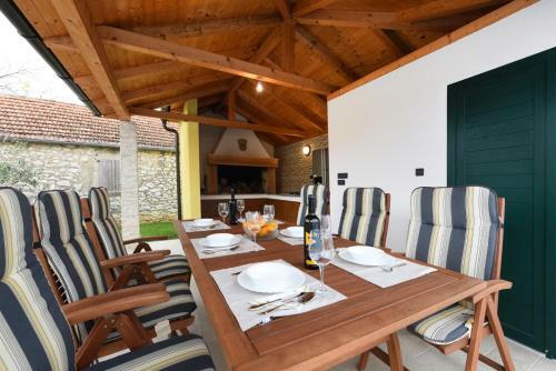 Beautiful Villa Petra With Summer Kitchen And Pool