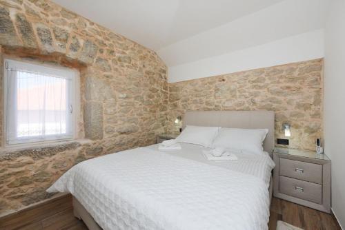 Beautiful Villa Petra With Summer Kitchen And Pool