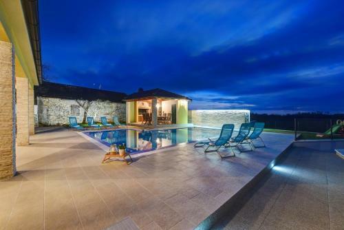 Beautiful Villa Petra With Summer Kitchen And Pool