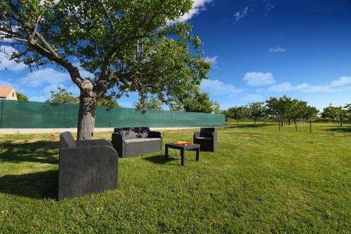 Beautiful Villa Petra With Summer Kitchen And Pool