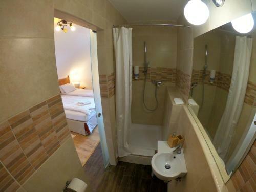 Hostal Buz�s Pince Vend�gh�z