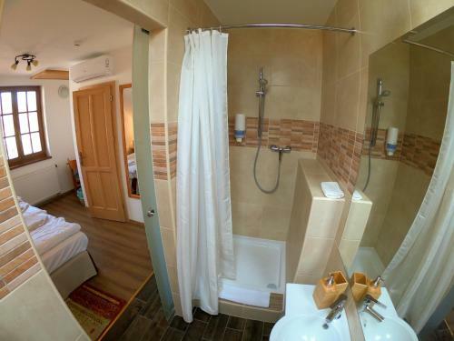 Hostal Buz�s Pince Vend�gh�z