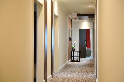 Corner Hotel & K�v�h�z