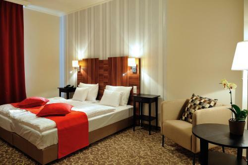 Corner Hotel & K�v�h�z