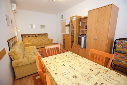 Zoli Apartmanok-r�zsa K�lcsey 34-36