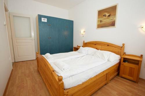 Zoli Apartmanok-r�zsa K�lcsey 34-36
