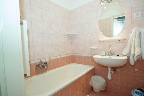 Zoli Apartmanok-r�zsa K�lcsey 34-36