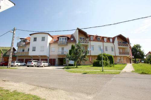 Zoli Apartmanok-r�zsa K�lcsey 34-36